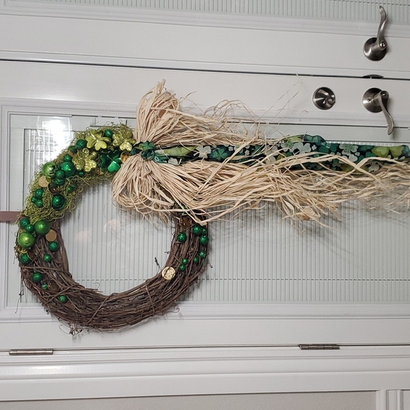 St Patrick's Wreath - Picture 2 of 10